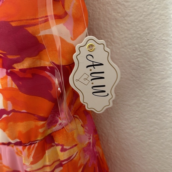 Very colorful, soft lightweight summer dress adjustable straps. The brand AUW - Picture 5 of 8